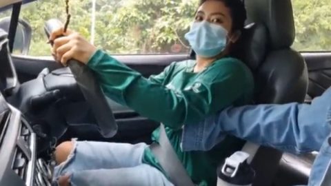 Asian Grab Driver Girl offer Passengers money tip for Fuck