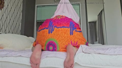 Gadis Hijabi Menari Slow Motion – A hijabi girl twerking in slow motion.