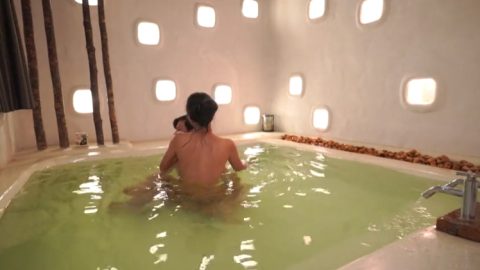 Gaya Hidup Santai: Having fun with Asian Girlfriend on Large Bathtub