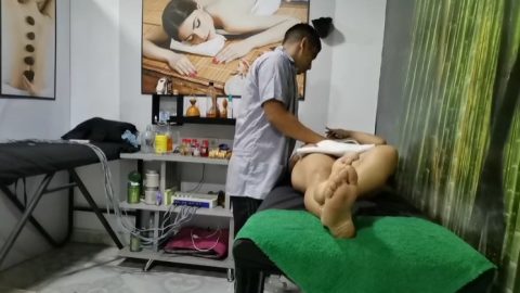 Peristiwa Di Pusat Urutan - The masseuse gives me a good fuck while my husband is in the waiting room