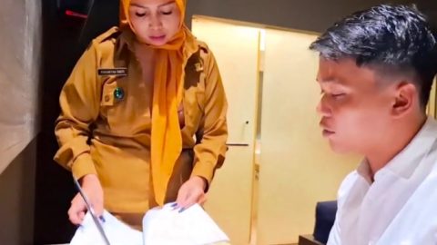 Momi itha - Fuck her Coworker after meeting report is done